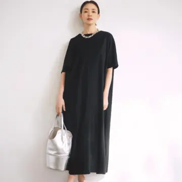 ゆったりシルエットの黒ワンピースは、キレのいいシルバー小物でモードに格上げ！最低気温23℃｜9/17(水)【50代の毎日コーデ】