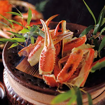 日本海の幸“松葉ガニ”をまるごと1杯食べつくす『あまやどりの宿 雨情草庵』【大人の心を満たす“おこもり宿”】