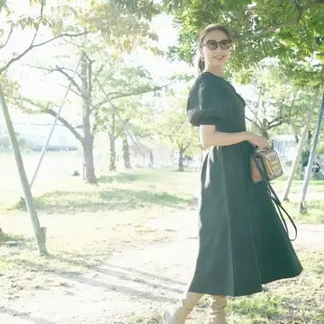 秋の陽だまりに大人可愛いモスグリーンワンピース💚✨