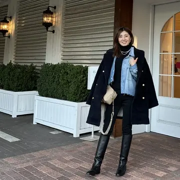 ブラックコーデのアクセントにデニムシャツ