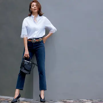 「黒のヒール靴」でシャツ×デニムコーデに女性らしさをプラス