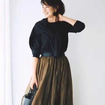 黒×ブラウンの秋らしいシックな配色がフェミニンコーデの洗練度を高める。気温16℃｜11/28(金)【50代の毎日コーデ】