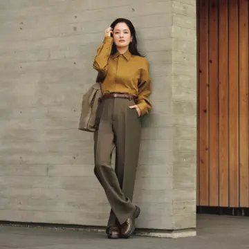 ブラウンやキャメルのコクのある色を重ねた装いで深まる秋を感じさせて。気温22℃|11/1(土)【50代の毎日コーデ】