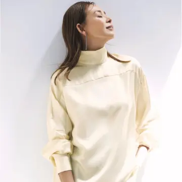 やさしい光沢を携えたハイネックブラウスが顔まわりに優美な印象を授ける。最高気温25℃｜10/1(水)【50代の毎日コーデ】