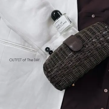 差しブラウンで優しい印象に、白のジャケットパンツスタイル！
