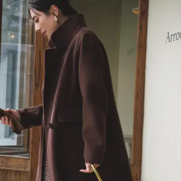 ゴールドのミニバッグを投入していつものコートスタイルをリッチに格上げ！最低気温1℃｜12/31(水)【50代の毎日コーデ】