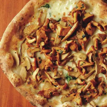 ピッツァと薪窯料理で、美食の新たな地平を開く『PER TE（ペルテ）』【50代 新しいグルメ】