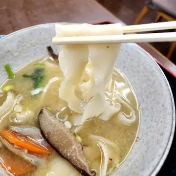 小麦粉でできた平たい団子。