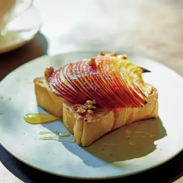 朝食やおやつにぴったり！りんごトースト、贅沢タルトタタンの作り方【大人の甘美なりんごレシピ】