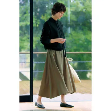 デイリースタイルに最適！富岡佳子さんが着こなす「E by éclat」の切替フレアスカート
