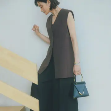 深みのあるブラウンのジレで存在感あるワイドパンツをキレよく引き締める。最低気温23℃｜9/19(金)【50代の毎日コーデ】