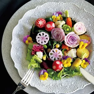 飾り彫りが美しい「美サラダ」は地元農家と家庭菜園の新鮮野菜を使って【Jマダム通信】