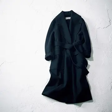 【富岡佳子 ファッションは私の生き方です。】「ロエベ」の黒ロングコートで自分らしい冬のスタイルを実現