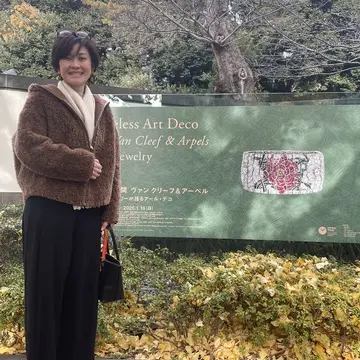 「紅葉の庭園美術館で、ヴァン クリーフが語る物語。時を忘れる美の空間へ」