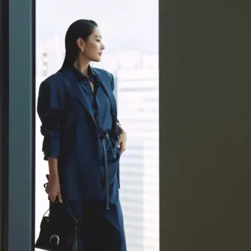 緻密に計算されたシルエットが美しいスリーピースで、オールネイビーの装いをさらに洗練させる。最低気温13℃｜11/7(金)【50代の毎日コーデ】