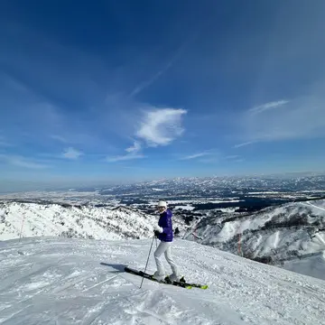 限りなく広がる青い空と白銀の山々、春スキーを満喫する上越旅行