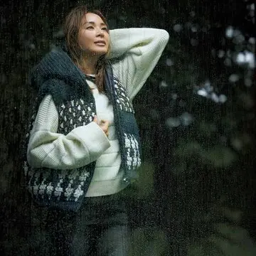 週末ドライブにも使える！手持ち服にも合わせやすい「ニットベスト」【戸野塚かおるの「ウィークエンド・ラグジュアリー」】