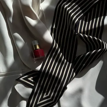 ソワレスタイルはスカーフと深紅のネイルで大人の華やぎを！