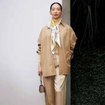 アレンジしやすい「カレ ダブルフェイス90」をコーデの仕上げに【冬の主役になるエルメスのスカーフ】