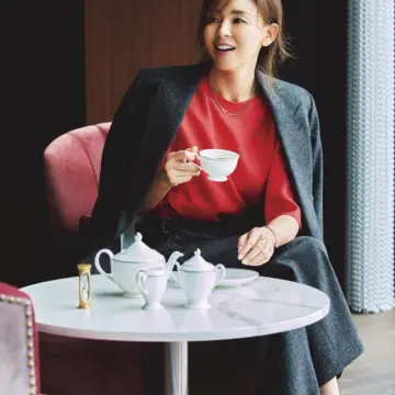 鮮烈な赤のブラウスは、グレーのツイードセットアップで上品に引き立てる。気温10℃｜12/30(火)【50代の毎日コーデ】