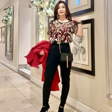 パーティーシーズンのコーデは華やかさとハンサムさで甘辛コーデに