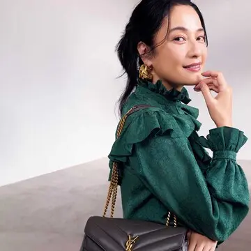 大切な集いの日にふさわしいドレスアップが叶う「エメラルドグリーンのブラウス」