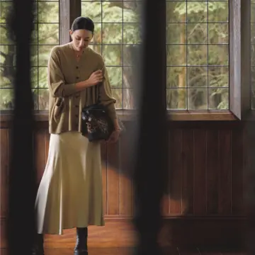 ふんわりニットカーディガンとツヤ感スカートの質感の違いがワントーンコーデに洒落たメリハリをプラス。最低気温8℃｜11/26(水)【50代の毎日コーデ】