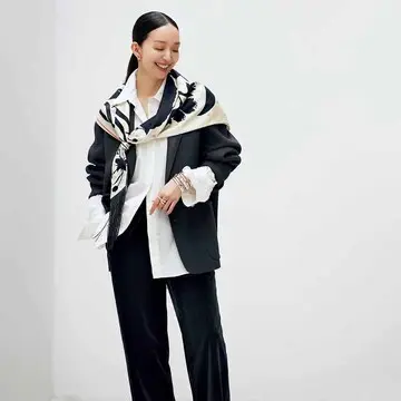 スカーフリングとしても活躍してくれる「ツイリー」でこなれ感のある装いが完成【冬の主役になるエルメスのスカーフ】