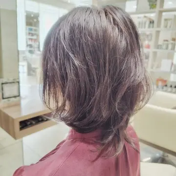 【50代ヘアスタイル】エアリーなミディアムパーマ