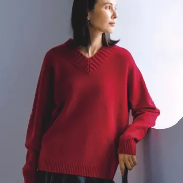 鮮烈な赤ニットの存在感が甘いオーガンジースカートの着こなしをモードに昇華。最低気温0℃｜1/23(金)【50代の毎日コーデ】