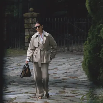 ベージュ×白のまろやか配色は、モダンなシルエットのジャケットでキレ味よく。気温15℃｜11/12(水)【50代の毎日コーデ】