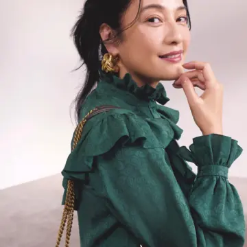エメラルドグリーンのフリルブラウスをまとってノーブルな華やかさを堪能する。最高気温13℃｜12/25(木)【50代の毎日コーデ】