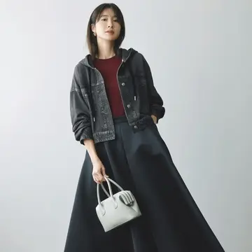 カジュアルなデニム風ジャケットとエレガントなスカートの甘辛ミックスがこなれた印象をかなえる。最高気温15℃｜11/19(水)【50代の毎日コーデ】