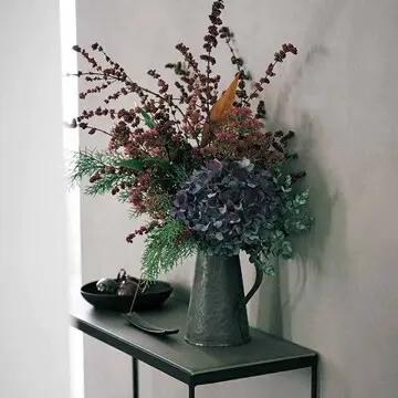 玄関やリビングに…お客さまを出迎える花の飾り方【花生師・岡本典子さんに教わる&quot;花あしらい”】
