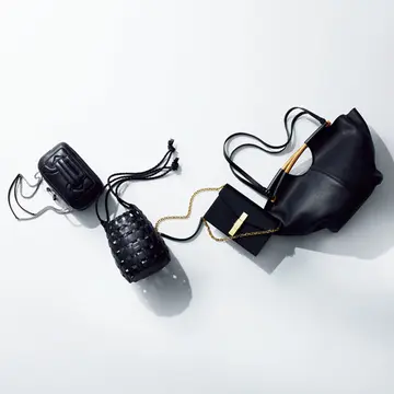 黒バッグはリッチ感のあるレザー素材でインパクトを【アラフィー夏の黒の着こなし】
