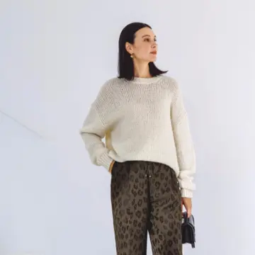 ニット×パンツのシンプルコーデは旬のレオパード柄でリッチに格上げ！最低気温1℃｜1/29(木)【50代の毎日コーデ】