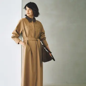 知的なシャツワンピースは、旬なブラウンを濃淡で効かせてこなれ感を高める。気温18℃｜11/14(金)【50代の毎日コーデ】