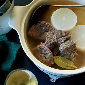スープが絶品！「牛すね肉と大根のポトフ風煮込み」のレシピ【平野由希子さんの「肉の煮込み鍋」】