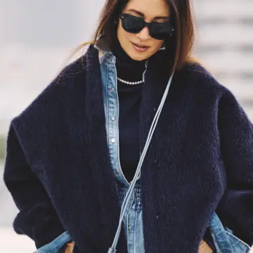 デニムシャツを加えてこなれ感とあたたかみをアップさせた冬のレイヤードスタイル。最高気温10℃｜12/27(土)【50代の毎日コーデ】