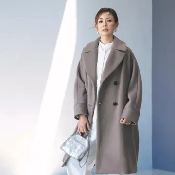 白やシルバーで透明感を盛って、ボリュームのあるグレージュコートをスタイリッシュに着こなす。最高気温11℃｜12/15(月)【50代の毎日コーデ】