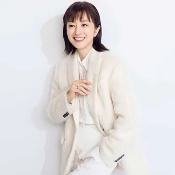 【鈴木京香が着こなす「冬の白のスタイル」】保温性抜群「ブルネロ クチネリ」のホワイトジャケット