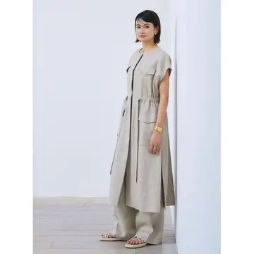リラクシーなロング丈ジレは同素材パンツとのセットアップ化できちんときれいな装いに昇華。気温31℃｜8/15(金)【50代の毎日コーデ】