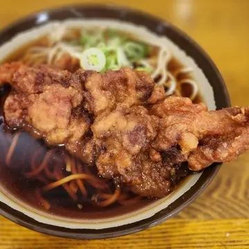 お蕎麦が見えない程大きな唐揚げが乗った唐揚げ蕎麦。