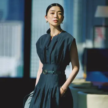光沢素材のフィット&amp;フレアワンピースで黒の持つエレガンスを格上げ。最高気温35℃｜8/1(金)【50代の毎日コーデ】
