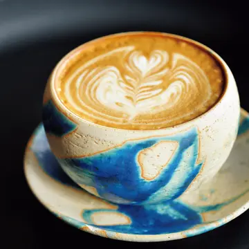 【50代からの沖縄 最旬アドレス】沖縄産珈琲と地産素材のスイーツが味わえる「rokkan COFFEE SHURI」