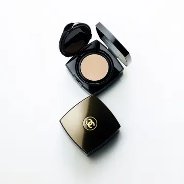 大人肌のツヤと透明感を底上げする「至近距離ベースメイク」【50代の肌未来が輝く最旬美コスメ】