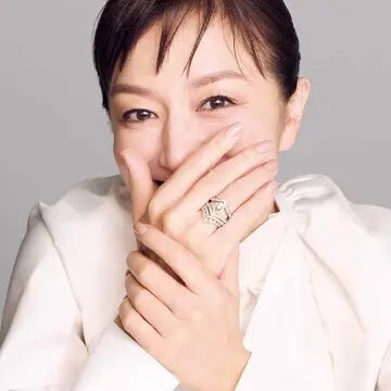 【鈴木京香が着こなす「冬の白のスタイル」】ダイヤモンドとパールで手もとを美しく華やかに魅せる「ショーメ」のリング