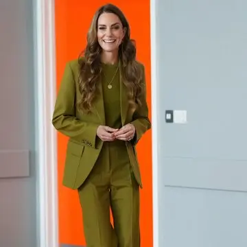 キャサリン妃に学ぶ、スマートなドレスアップスタイル【おしゃれな大人は何着てる？海外ファッションSNAP vol.05】