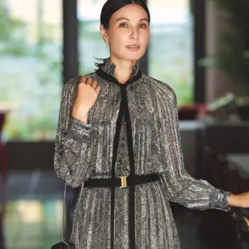 黒が基調のプリントドレスでシックに映えるパーティスタイルが完成！最低気温9℃｜12/20(土)【50代の毎日コーデ】