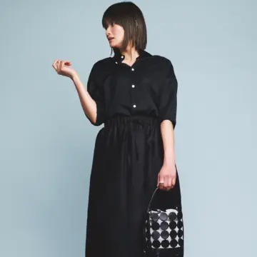 カジュアルな黒コーデに旬なシルバースニーカーを足して小気味よく！気温29℃｜7/13(日)【50代の毎日コーデ】